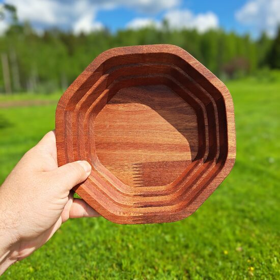 Koka bļoda “Gaismas astoņstūris” – ar rokām veidots meranti koka meistardarbs