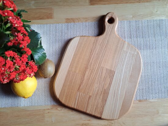 Oša griešanas dēlis ar rokturi (28 x 37 cm)